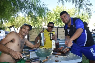 Asado, damajuanas y amistad: tres infaltables en la última etapa de la Vuelta a San Juan Asado, damajuanas y amistad: tres infaltables en la última etapa de la Vuelta a San Juan