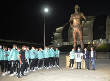 Emotivo homenaje de la Selección a Diego: inauguraron una enorme estatua en su honor Emotivo homenaje de la Selección a Diego: inauguraron una enorme estatua en su honor