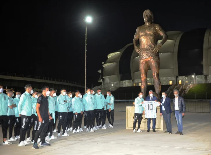 Emotivo homenaje de la Selección a Diego: inauguraron una enorme estatua en su honor Emotivo homenaje de la Selección a Diego: inauguraron una enorme estatua en su honor