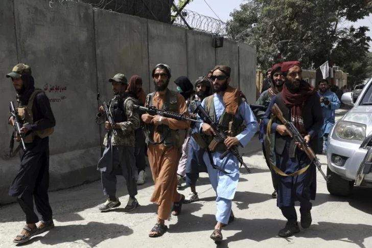 El video de la BBC que prueba que el régimen Talibán secuestra, tortura y fusila civiles en Afganistán