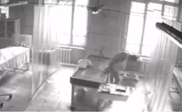 Captaron a un hombre que “revive” en la morgue y sale caminando Captaron a un hombre que “revive” en la morgue y sale caminando