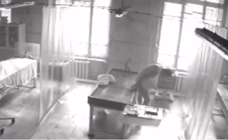 Captaron a un hombre que “revive” en la morgue y sale caminando Captaron a un hombre que “revive” en la morgue y sale caminando