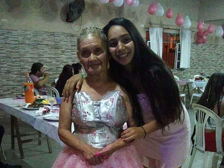 Una historia conmovió a las redes: una anciana de 79 años pudo festejar sus 15