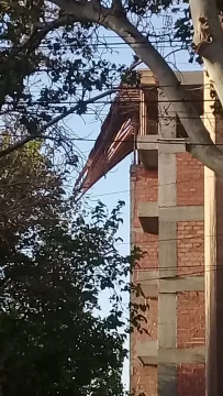 Por el viento, se desprendió una estructura de un edificio en construcción Por el viento, se desprendió una estructura de un edificio en construcción