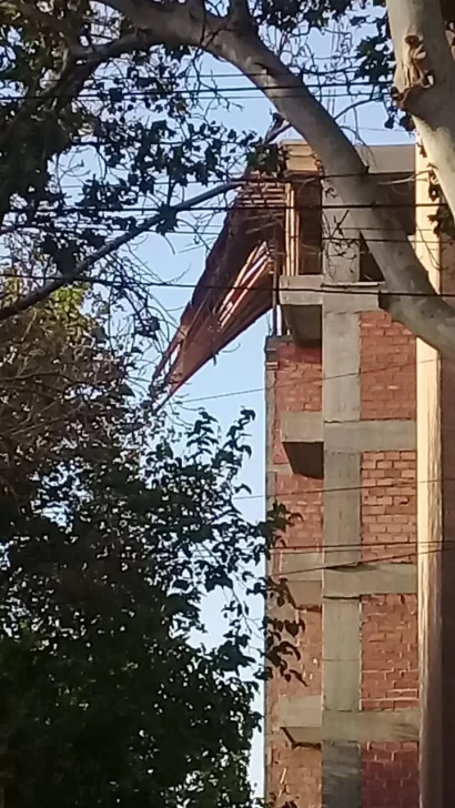 Por el viento, se desprendió una estructura de un edificio en construcción Por el viento, se desprendió una estructura de un edificio en construcción