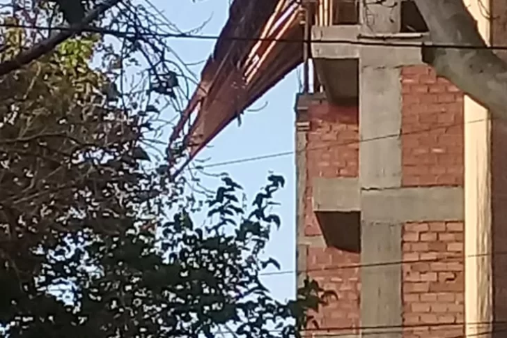 Por el viento, se desprendió una estructura de un edificio en construcción