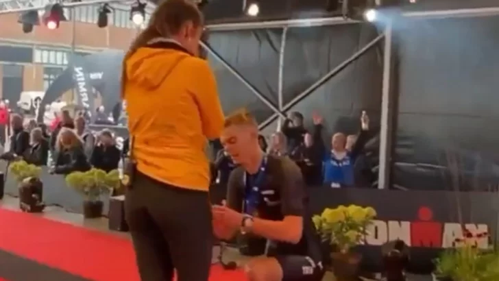 Le propuso matrimonio a su pareja tras un Ironman y sufrió un inesperado problema Le propuso matrimonio a su pareja tras un Ironman y sufrió un inesperado problema