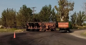 Un camión cargado de botellas perdió el control y volcó en plena ruta Un camión cargado de botellas perdió el control y volcó en plena ruta