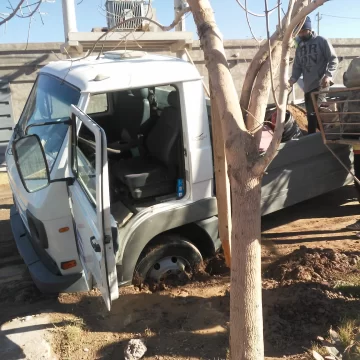 Un camión se enterró en un pozo con barro generado por un derrame de agua Un camión se enterró en un pozo con barro generado por un derrame de agua
