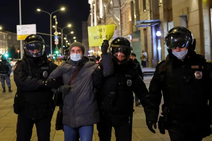 Cerca de 1.400 detenidos por protestar en Rusia contra el ataque a Ucrania Cerca de 1.400 detenidos por protestar en Rusia contra el ataque a Ucrania