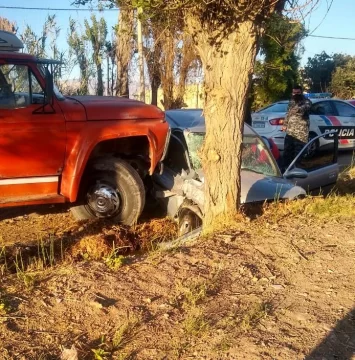 Violento choque entre un camión y un auto que terminó en una cuneta Violento choque entre un camión y un auto que terminó en una cuneta
