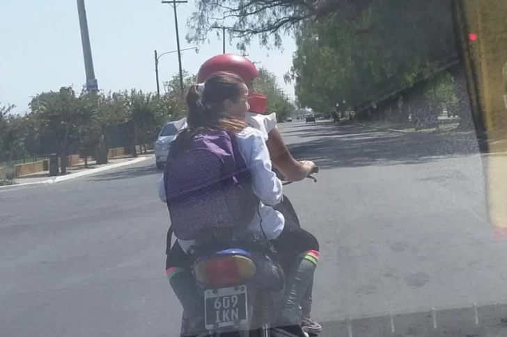 Una niña abordo de una moto, pero sin casco