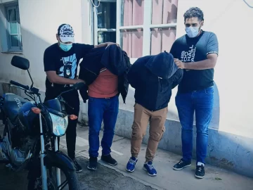 “El Gordo” Riveros y “El Chupa” Olivera, detenidos tras romper un vidrio y robar $15.000 “El Gordo” Riveros y “El Chupa” Olivera, detenidos tras romper un vidrio y robar $15.000