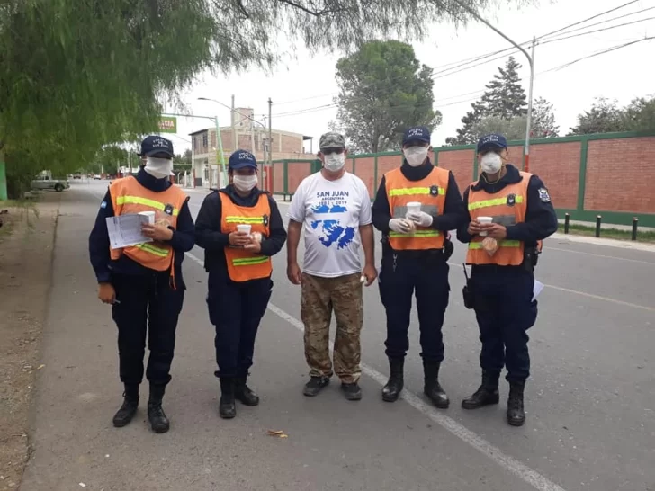 Alfredo, el veterano de Malvinas que reparte café y tortitas a policías en los controles Alfredo, el veterano de Malvinas que reparte café y tortitas a policías en los controles