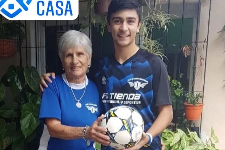 El entrenamiento de un joven futbolista ayudado por su abuela es furor en las redes