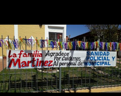 Con globos y aplausos, vecinos agradecieron al personal médico y policial por su labor en pandemia Con globos y aplausos, vecinos agradecieron al personal médico y policial por su labor en pandemia