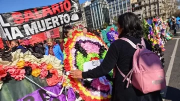 Organizaciones sociales hicieron un velatorio al “salario mínimo” en Plaza de Mayo Organizaciones sociales hicieron un velatorio al “salario mínimo” en Plaza de Mayo