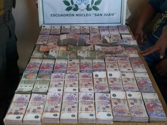 Detuvieron a tres sujetos con más de un millón de pesos