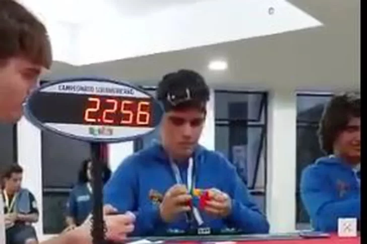 Un chico de 14 años rompió el récord argentino de armado de cubo mágico Un chico de 14 años rompió el récord argentino de armado de cubo mágico