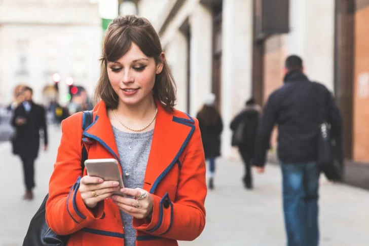 “Mirá al frente”: la app de Google que busca evitar accidentes por estar mirando el celular