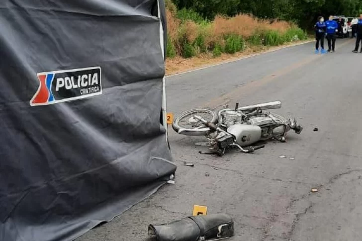 Identificaron al motociclista que murió al sobrepasar una camioneta y chocar un camión de frente