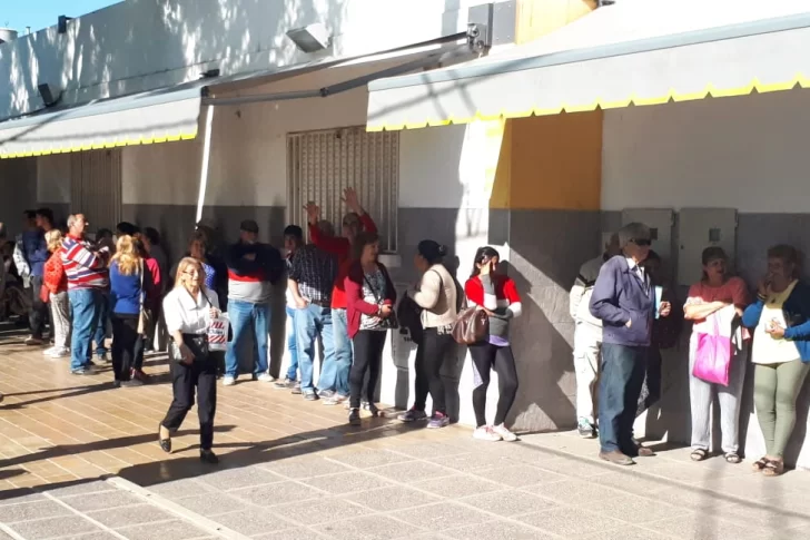 Pese a las recomendaciones, largas colas de jubilados en los bancos