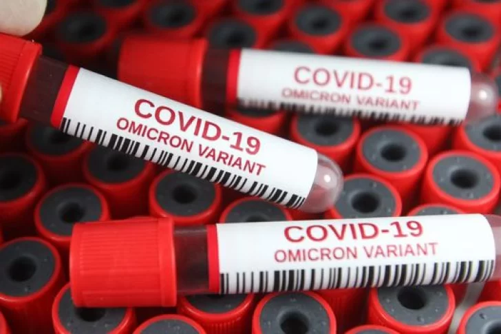Identificaron el primer síntoma que presenta el 90% de los infectados con ómicron