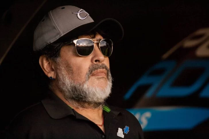 Escandaloso video de Maradona fumando habano y tomando cerveza días antes de su operación