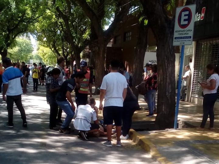 Largas colas, malestar y desmayos en la reubicación de estudiantes secundarios Largas colas, malestar y desmayos en la reubicación de estudiantes secundarios