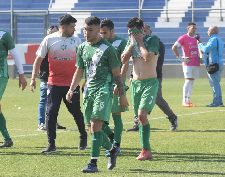 Desamparados y un cierre negro: cayó por 2-0 ante Cipolletti y se complica más