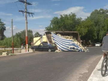 Tremenda colisión en San Martín: un camión cargado con uva aplastó a un auto