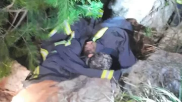 Dos hombres volcaron con su camioneta y los encontraron abrazados en una cueva Dos hombres volcaron con su camioneta y los encontraron abrazados en una cueva