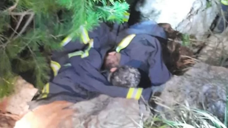 Dos hombres volcaron con su camioneta y los encontraron abrazados en una cueva Dos hombres volcaron con su camioneta y los encontraron abrazados en una cueva