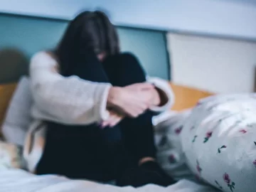 Sorprendió a su hijastra cuando dormía, se acostó junto a ella y la abusó Sorprendió a su hijastra cuando dormía, se acostó junto a ella y la abusó