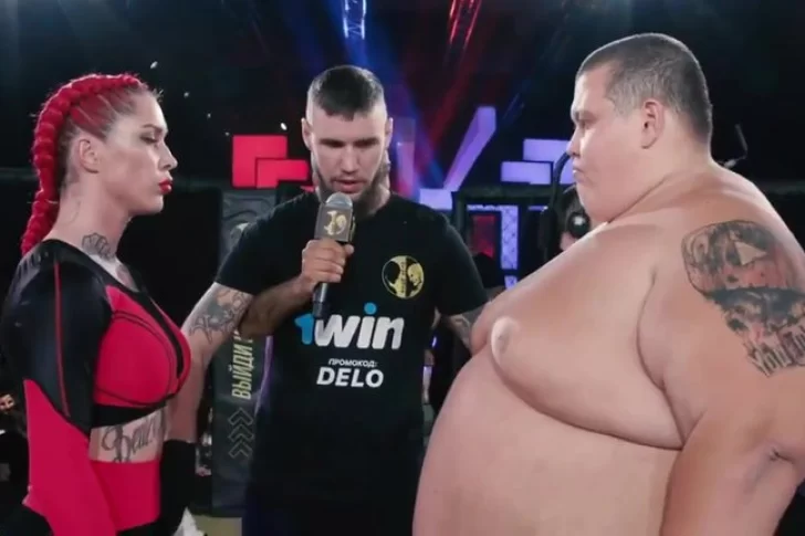 El combate más insólito: una luchadora venció por nocaut a un youtuber de 240 kilos