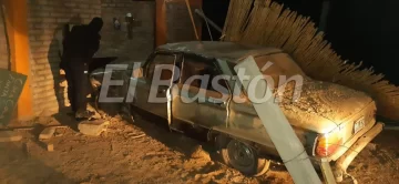 En plena madrugada, un conductor de 17 años se estrelló contra una casa En plena madrugada, un conductor de 17 años se estrelló contra una casa