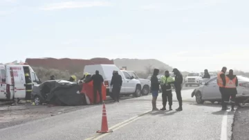 Un camionero fue apedreado cuando intentaba eludir un piquete, chocó y murió