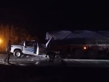 Un fuerte choque terminó con la trompa de una camioneta debajo de un camión Un fuerte choque terminó con la trompa de una camioneta debajo de un camión
