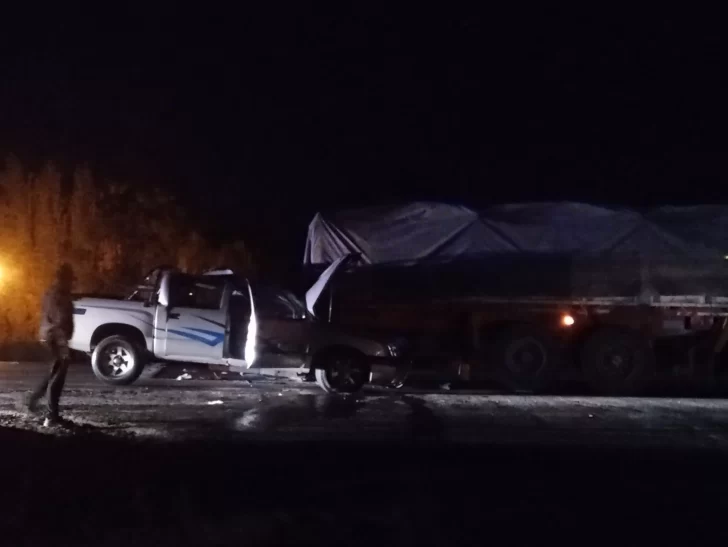 Un fuerte choque terminó con la trompa de una camioneta debajo de un camión Un fuerte choque terminó con la trompa de una camioneta debajo de un camión