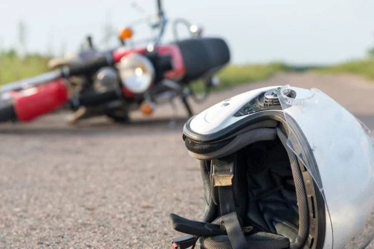 Un chico de 15 años conducía una moto, perdió el control y cayó: sufrió importantes heridas