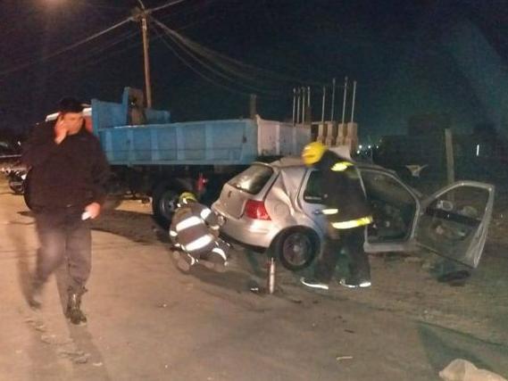 Chocaron en su auto con un camión estacionado: un hombre falleció y su hijo está grave Chocaron en su auto con un camión estacionado: un hombre falleció y su hijo está grave