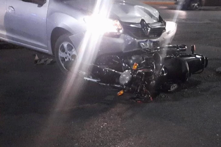Un auto impactó con una moto en la que iban 2 personas: una de ellas voló varios metros