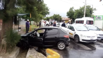 Protagonizó un choque múltiple, su auto quedó en la acequia, subió a un micro y huyó Protagonizó un choque múltiple, su auto quedó en la acequia, subió a un micro y huyó