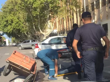 Iba en su moto con un carro y chocó con un auto en pleno centro: quedó herido Iba en su moto con un carro y chocó con un auto en pleno centro: quedó herido