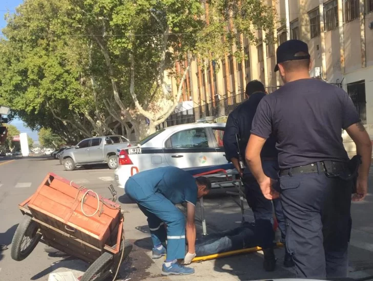 Iba en su moto con un carro y chocó con un auto en pleno centro: quedó herido Iba en su moto con un carro y chocó con un auto en pleno centro: quedó herido