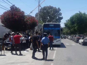 Un colectivo repleto de gente chocó con un auto y varios pasajeros debieron ser asistidos Un colectivo repleto de gente chocó con un auto y varios pasajeros debieron ser asistidos