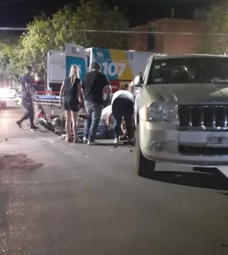 Violento accidente entre una camioneta y una moto deja a dos jóvenes malheridos Violento accidente entre una camioneta y una moto deja a dos jóvenes malheridos