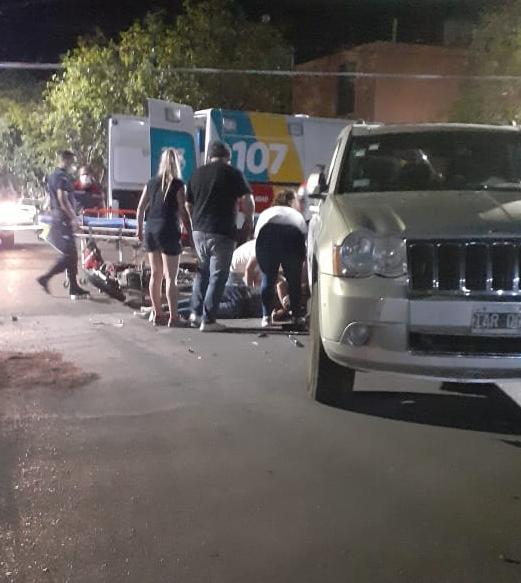 Violento accidente entre una camioneta y una moto deja a dos jóvenes malheridos Violento accidente entre una camioneta y una moto deja a dos jóvenes malheridos