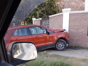 Por una mala maniobra terminó en la vereda, contra la pared de una casa