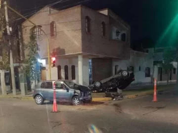 Manejaba ebrio, impactó de lleno contra otro auto y lo dio vuelta Manejaba ebrio, impactó de lleno contra otro auto y lo dio vuelta